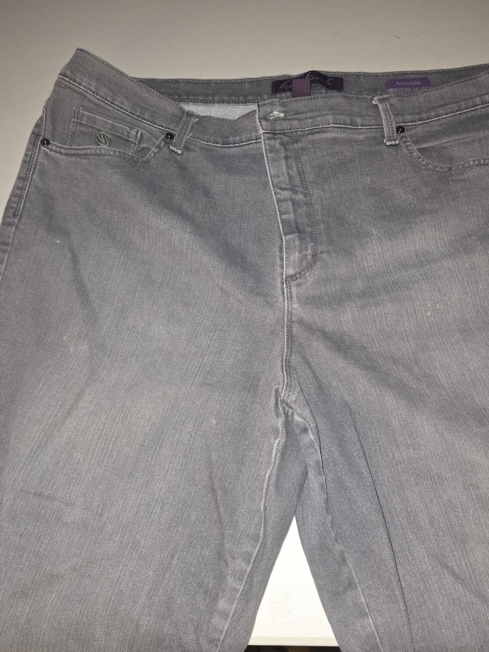 Gloria Vanderbilt Women's Light Gray Straight Jeans